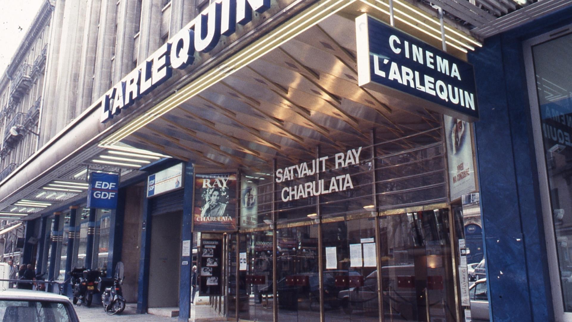 Photo de la façade du cinéma Arlequin à Paris en 1993
