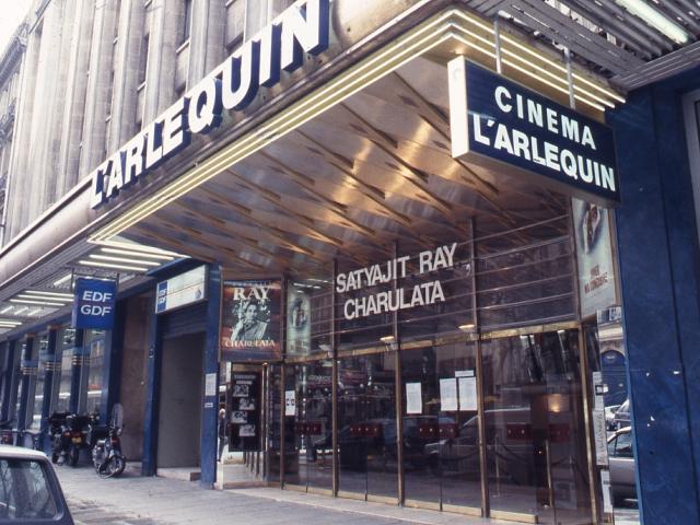 Photo de la façade du cinéma Arlequin à Paris en 1993
